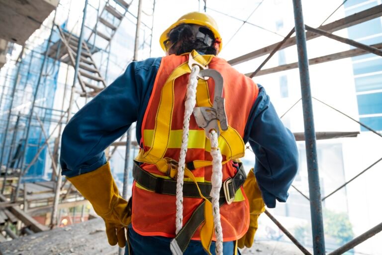 homme-de-vue-arriere-avec-equipement-de-securite